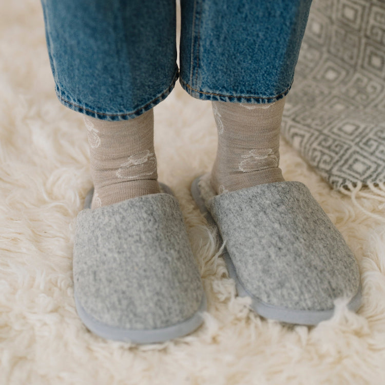 Pantofole in lana merino Marmo indossate in casa