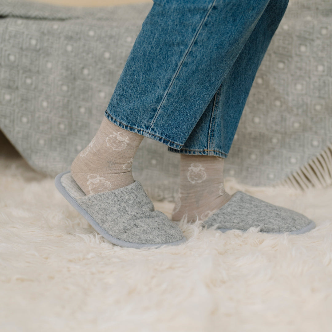 Pantofole in lana merino Marmo indossate in casa