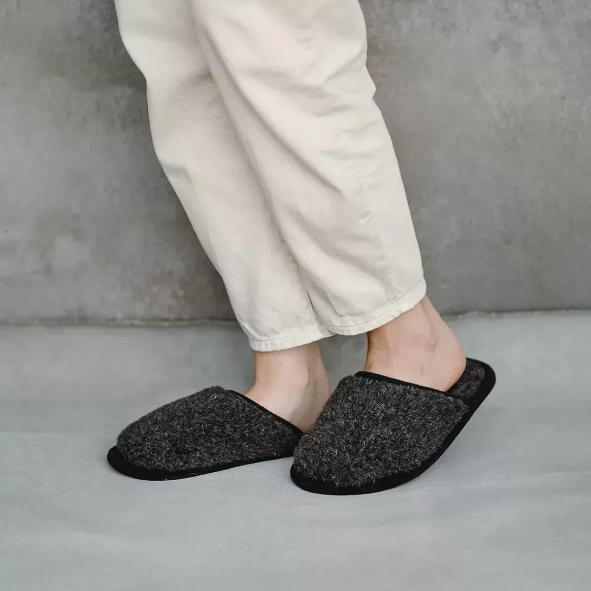 Pantofole in lana merino Granito indossate in casa