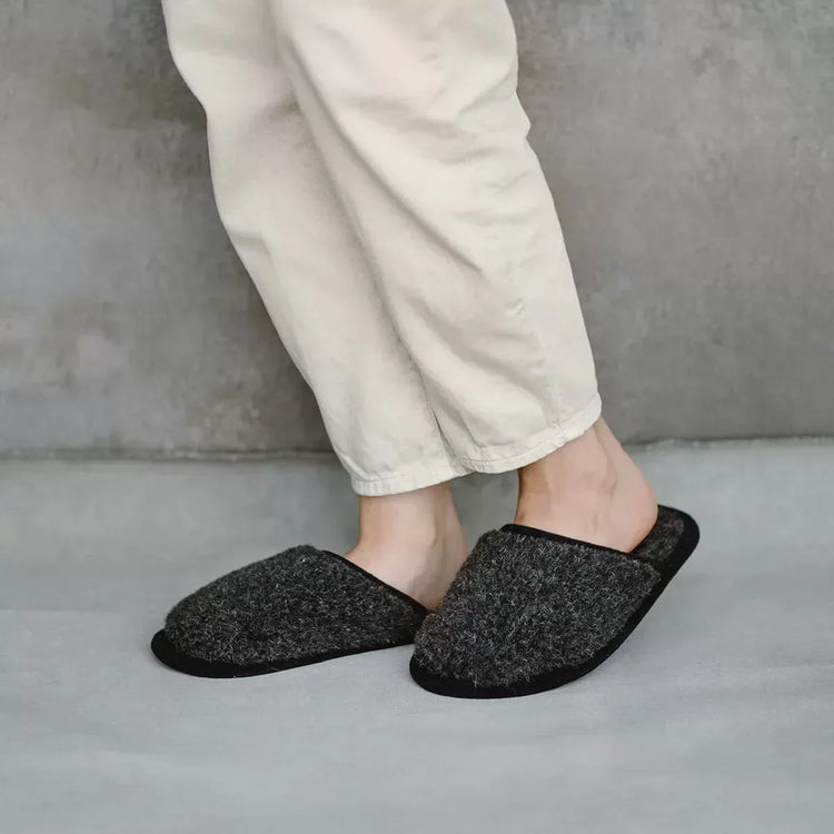 Pantofole in lana merino Granito indossate in casa